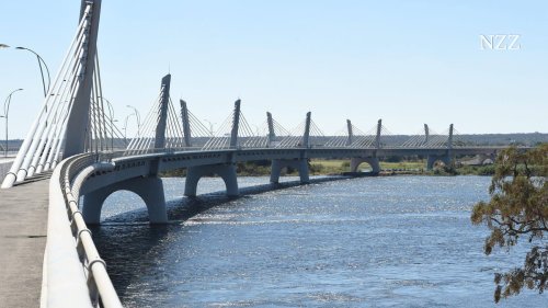 Eine Brücke, die sich um das widerspenstige Nachbarland krümmt: Simbabwe bezahlt teuer für Robert Mugabes Eigensinn