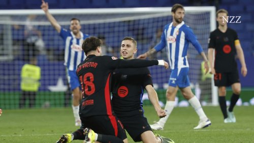 Der FC Barcelona ist zum 28. Mal spanischer Meister – Auto fährt durch Menge wartender Fussballfans
