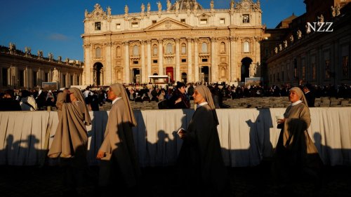 Tod des Papstes: Tausende versammeln sich vor Petersdom zu Trauerfeier für Franziskus +++ Selenski nimmt nun doch teil
