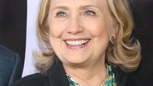 Hillary Clinton vermarktet eine Kappe mit einem Spruch über ihren politischen Fehltritt