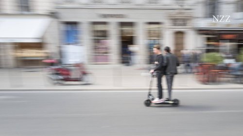 Das «Elterntaxi 2.0»: Stadtzürcher Mütter und Väter bringen ihre Kinder vermehrt mit E-Rollern in die Schule. Das ruft die Polizei auf den Plan