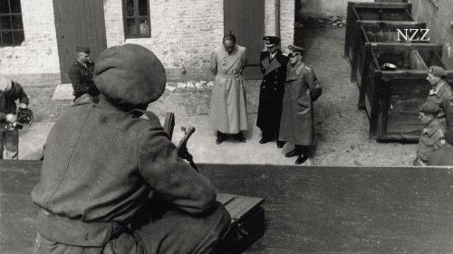 Mit der Kapitulation Deutschlands war der Zweite Weltkrieg nicht zu Ende: Nach Hitlers Tod pries Admiral Dönitz den «Führer» als Vorbild für die Jugend