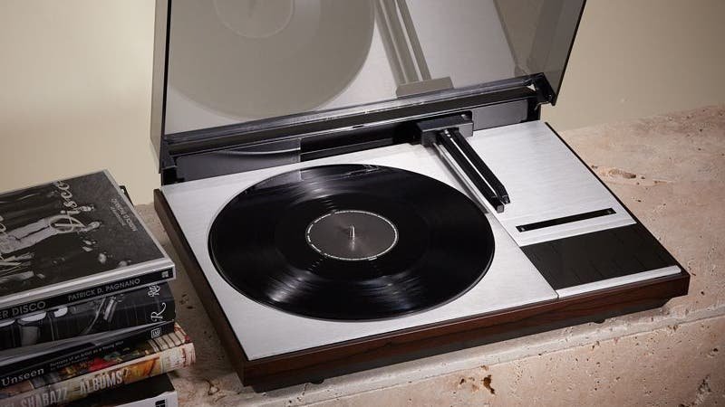 Saint Laurent und Bang & Olufsen legen einen Designklassiker unter den Plattenspielern neu auf