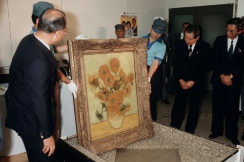 Van Gogh’s ‘Sunflowers’ Japanese Owners Accused of Ignoring Painting’s Nazi History
