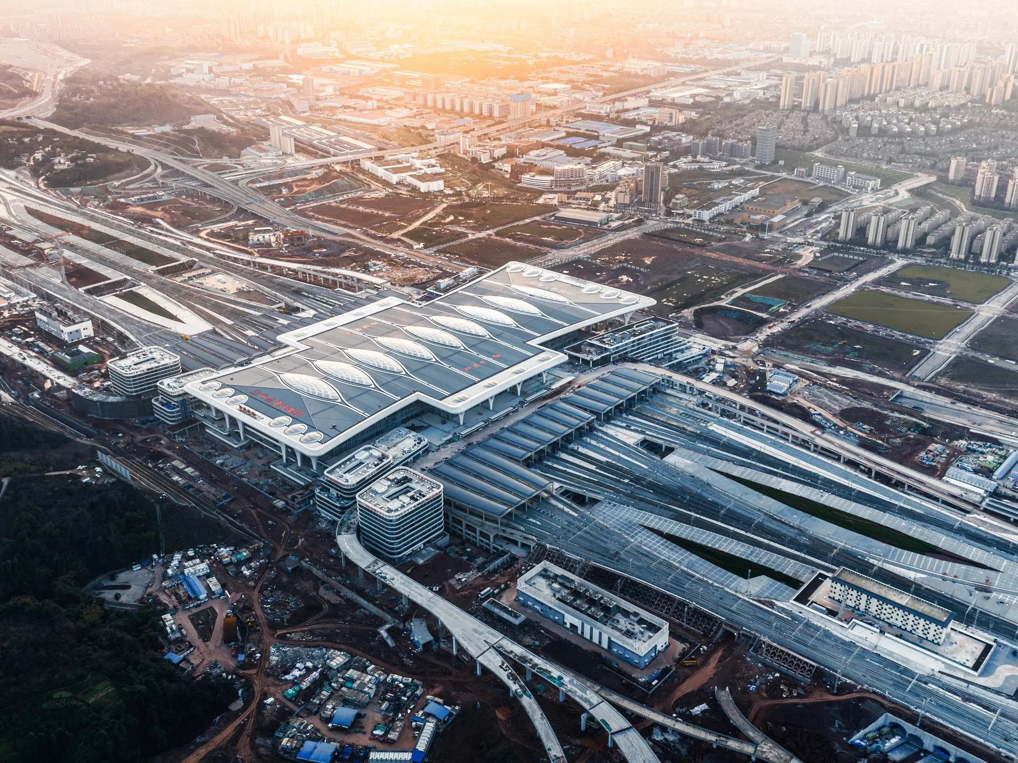 China Builds World’s Largest Train Station in Just 38 Months Using an Army of Workers