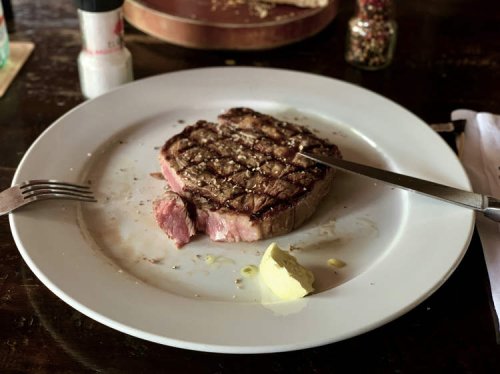 Millionaire Family Awarded $100,000 After Being Falsely Acused of Leaving Restaurant Without Paying