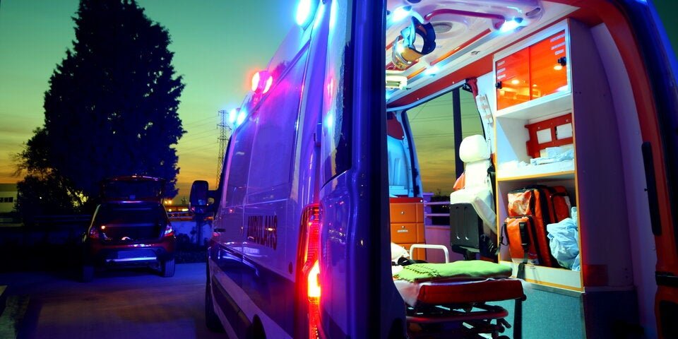 Pkw crasht in Kanaldeckel - Bauarbeiter wird getroffen und stirbt