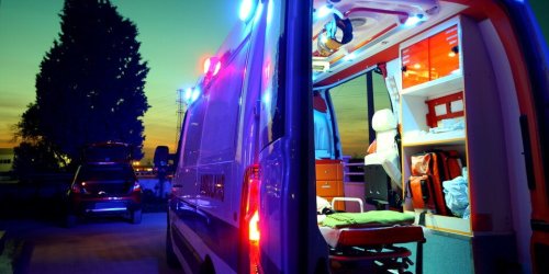 Pkw crasht in Kanaldeckel - Bauarbeiter wird getroffen und stirbt