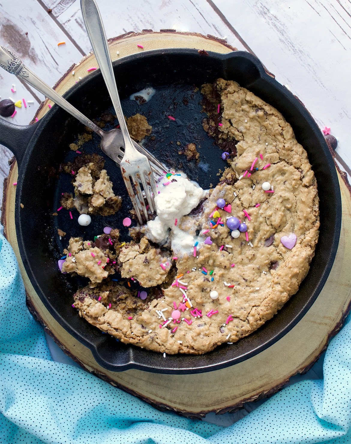 Skillet Cookie with Chocolate Chips and Oatmeal