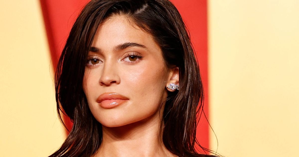 Kylie Jenner's awards season makeup was done using this redness reducing face cream