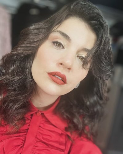 Bursalı ünlü oyuncudan aşk pozları!