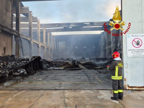 Cantiere nautico in fiamme a Olbia: Vigili del fuoco in azione tutta al notte