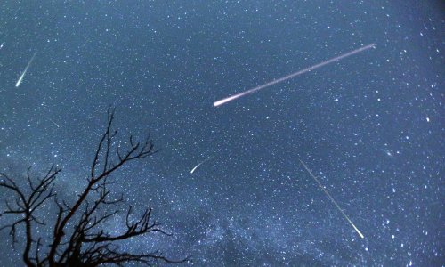 Surto da chuva de meteoros Eta Aquáridas rende belas imagens nas redes sociais