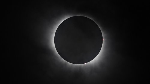 Las espectaculares imágenes del eclipse total de sol que ha dejado a oscuras Norteamérica