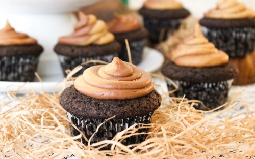 Chocolate Cupcakes With Peanut Butter Swirl Frosting [Vegan]