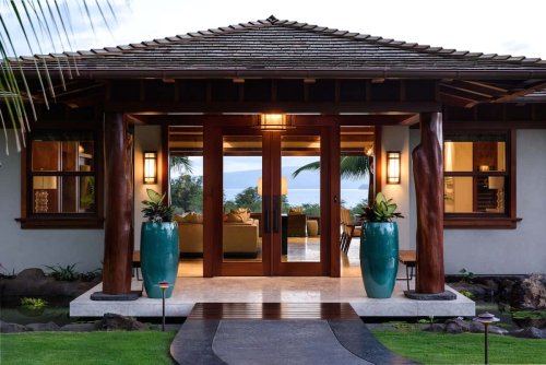 This tranquil Hawaiian hideaway blurs the lines between indoors and out