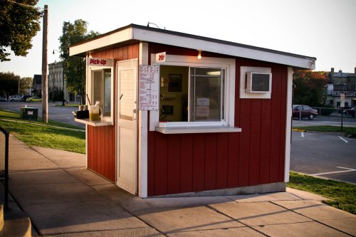 People Drive From All Over Wisconsin To Eat At This Tiny But Legendary Hamburger Stand