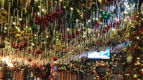 The Christmas Decorations At Roosevelt's Restaurant In Oklahoma Are Unlike Anything You've Seen Before