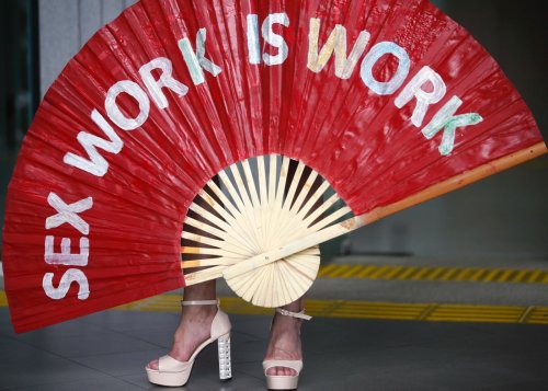 Il Fisco regolarizza la prostituzione: spunta il codice Ateco anche per «l'organizzazione di servizi sessuali» (che però è reato)