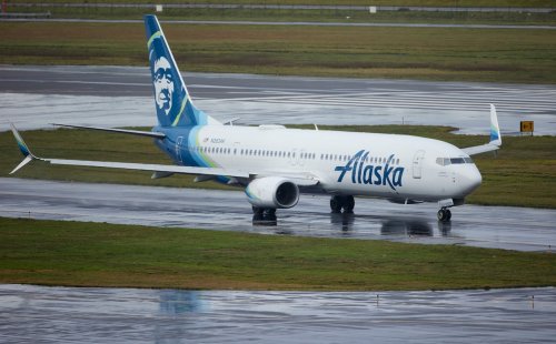 Alaska Airlines flights resume after being grounded for an hour