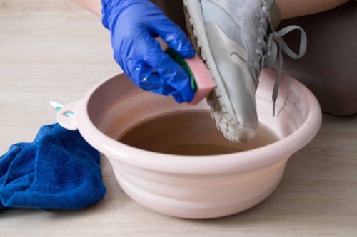 Cette astuce simple remplace la machine à laver et redonne tout leur éclat à vos baskets