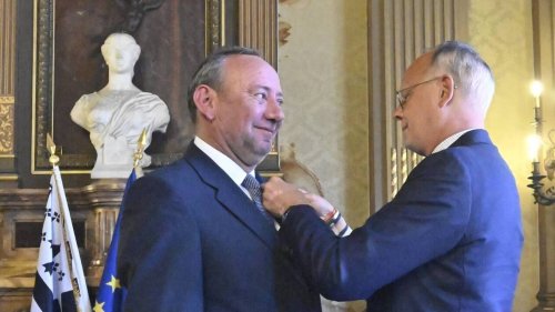 « Si vous étiez un mousquetaire, vous seriez Porthos » : Édouard Philippe décore le maire de Vannes