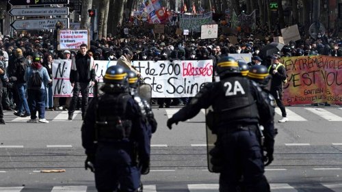 Sainte-Soline : des milliers de gens « simplement venus pour faire la guerre », dit Emmanuel Macron