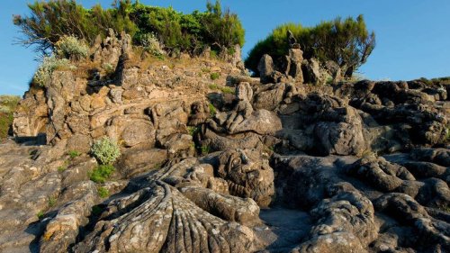 Mais d’où viennent ces étranges personnages sculptés à même la falaise dans ce village breton ?