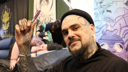 Au Mans, Kidbaz revisite le tatouage façon street cartoon