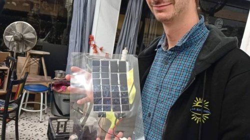 Cet étudiant invente un kit solaire qui permet de recharger son téléphone sans électricité