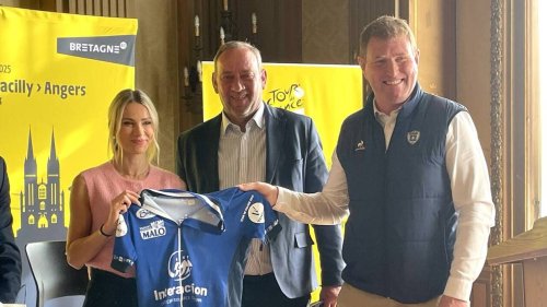 Un maillot du RCV offert à Marion Rousse, directrice du Tour de France Femmes