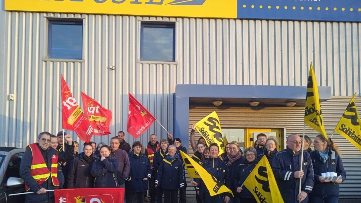 Les salariés de La Poste en grève : dix-sept communes privées de courrier dans le vignoble de Nantes