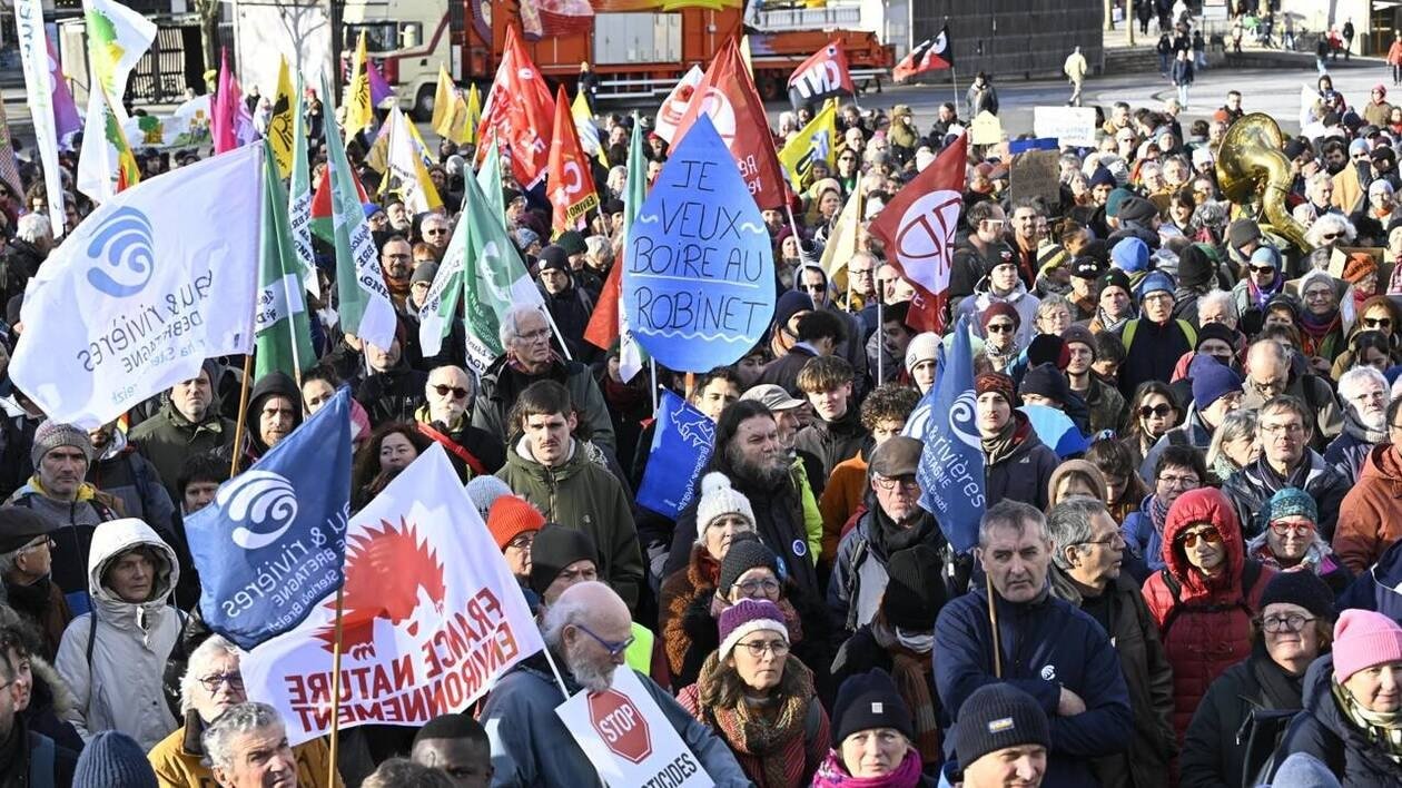 En réponse à la FDSEA, plus de 3 500 personnes manifestent à Rennes pour « la reconquête de la qualité de l’ea