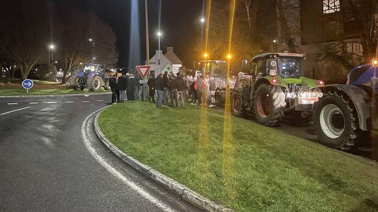 Crise agricole. Une cinquantaine d’agriculteurs manifeste et déverse des dizaines de kilos de déchets à Morlai