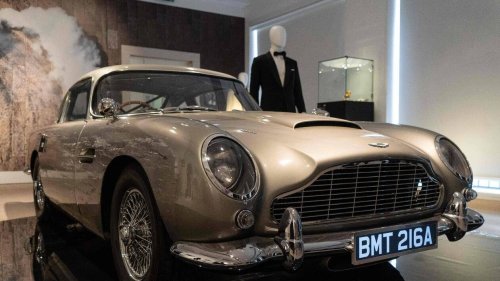 Une Aston Martin DB5 de cascades de James Bond vendue plus de trois millions d'euros aux enchères