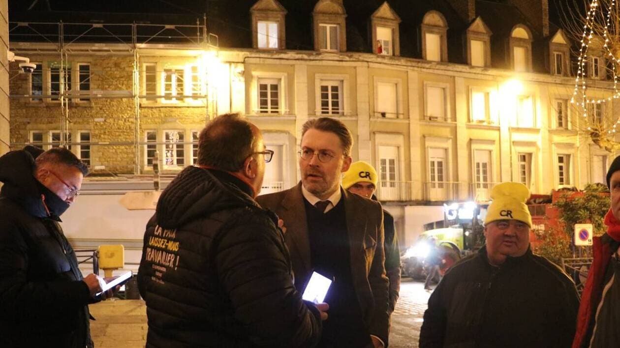 Crise agricole : à Avranches, les agriculteurs viennent interrompre le conseil municipal