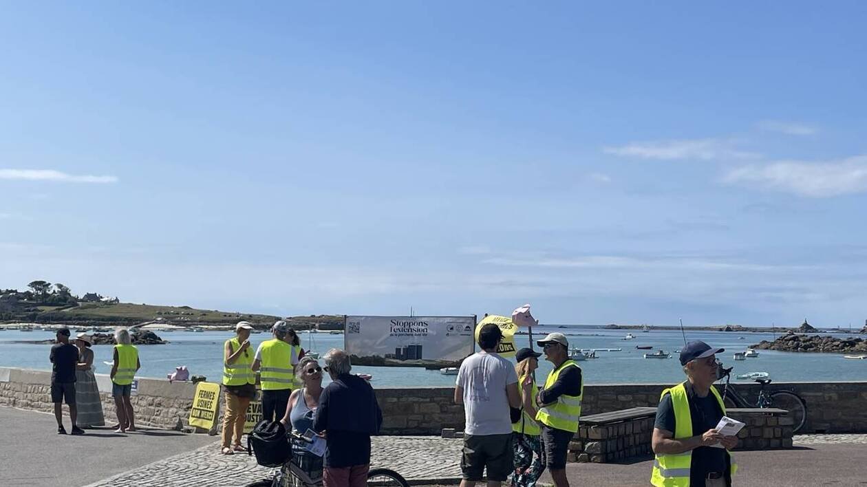 Opération tractage contre une extension d’un élevage porcin à Ploudalmézeau