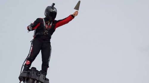 « L’homme volant » Franky Zapata chute lors d’une démonstration au lac de Biscarrosse
