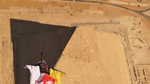 VIDÉO. À 250 km/h, ils frôlent les pyramides de Gizeh en wingsuit