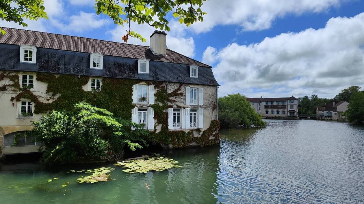 Entre vignobles et patrimoine au bord de l’eau, cette petite cité de caractère a tout pour séduire