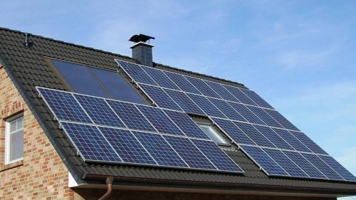 Cette commune des Alpes-Maritimes installe un nombre impressionnant de panneaux solaires