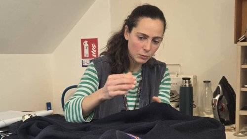 « On est des réfugiés climatiques » : à 34 ans, elle devient couturière à la pointe de la Bretagne