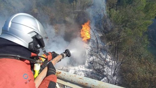 L’accident d’un camion-citerne provoque un gros incendie dans le Var, la conductrice n’a pas survécu