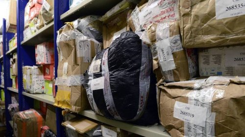 « C’est le mystère » : deux tonnes de colis perdus à vendre dans une galerie à Angers