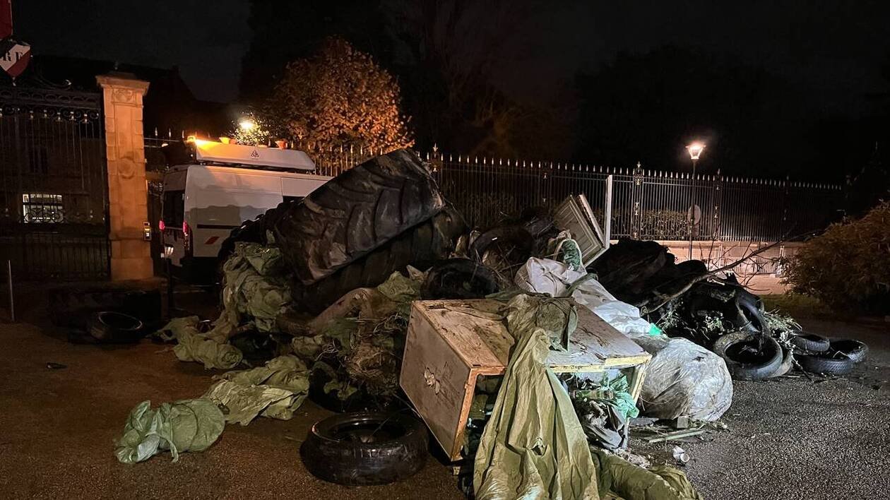 Des agriculteurs déversent des déchets devant la préfecture au Mans