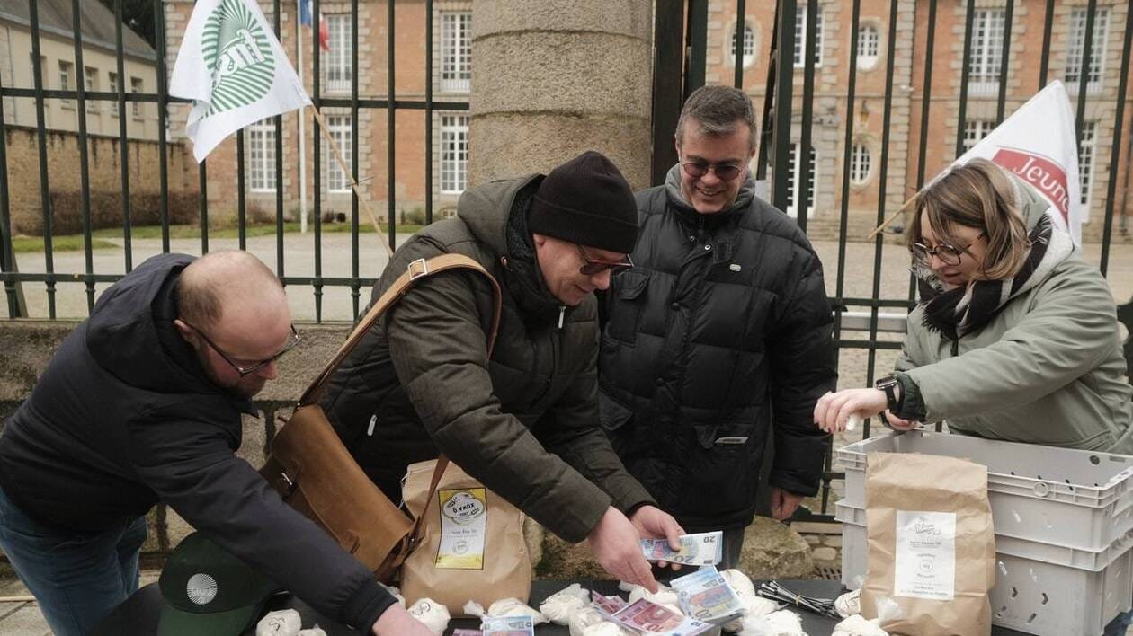 Dans l’Orne, des agriculteurs montent un faux point de deal de farine