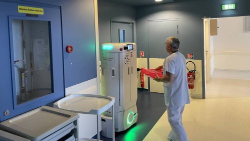 Ils prennent l’ascenseur, transportent des repas… Au CHU de Nantes, les robots soulagent les humains