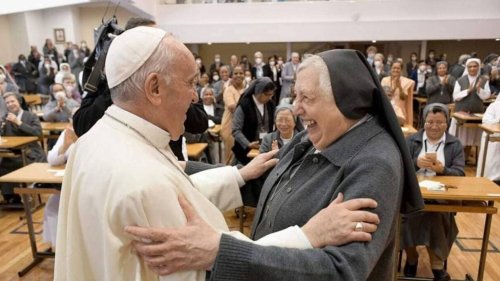 « Un grand sens de l’humour » : cette religieuse bretonne rend hommage au pape François