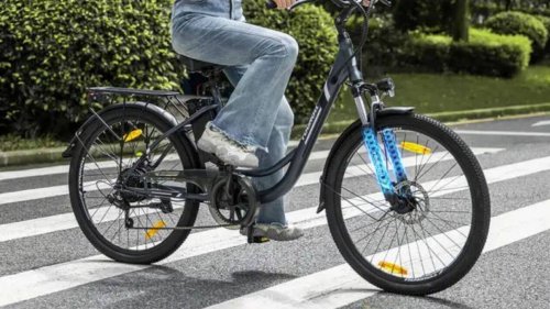 Avec ses 90km d’autonomie, ce vélo électrique de ville à moins de 500 euros fait merveille