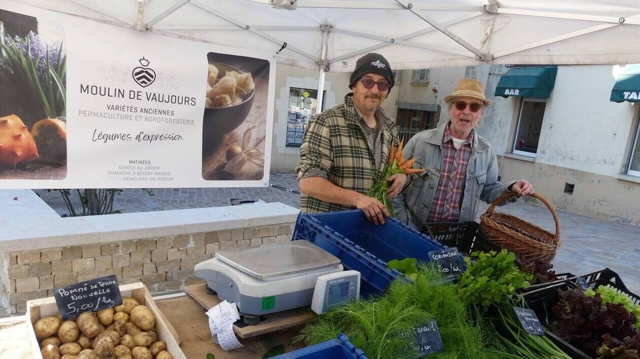 Ancien graphiste, il est devenu maraîcher dans le Perche et vend ses légumes au marché de Rémalard
